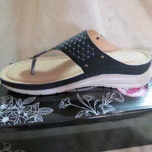 Atalina Black Sandals Womens size 10 NIB Thong wedge
